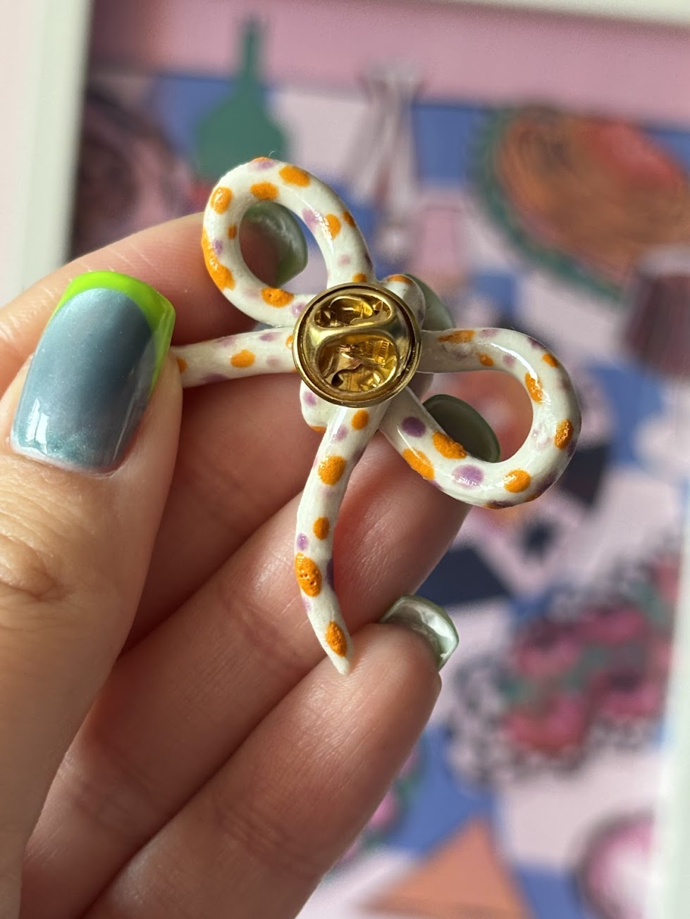 Pin kolorowa kokardka