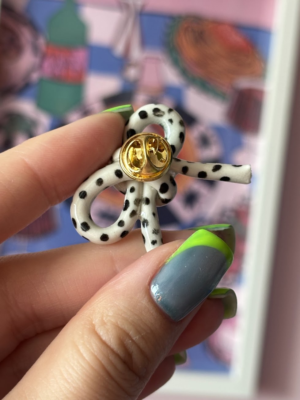 Pin czarno-biała kokardka