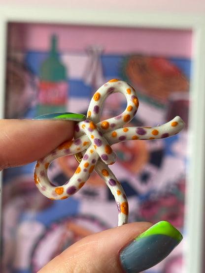 Pin kolorowa kokardka