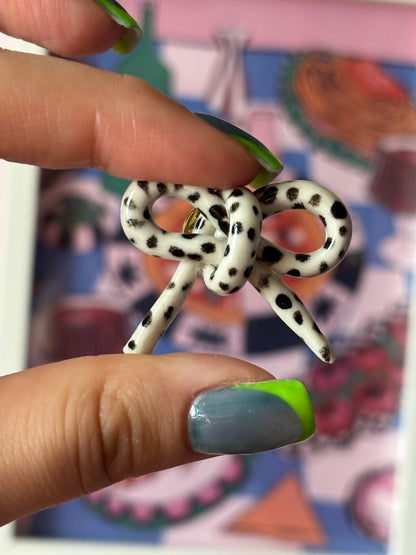 Pin czarno-biała kokardka