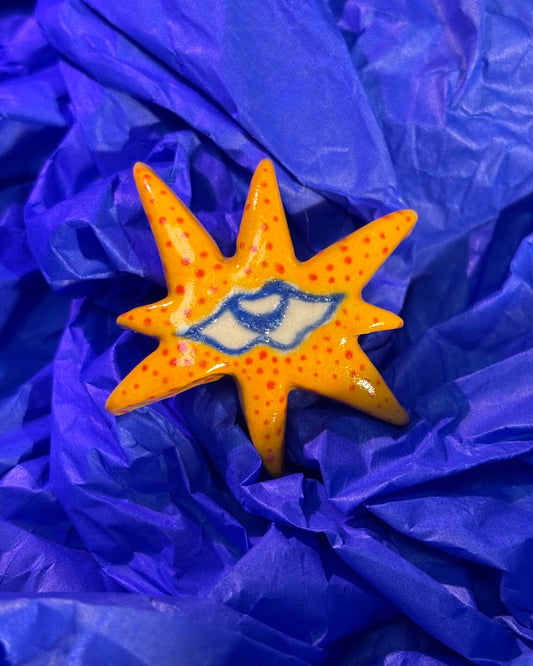 Broszka „Słoneczny błysk” Kusik Illustration